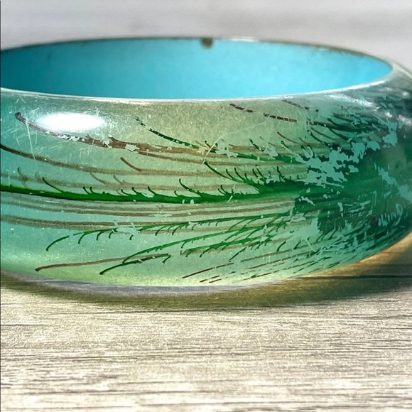 VTG 1960’s “PEACOCK” PERSPEX LUCITE CHUNKY BANGLE BRACELET w/ PAINTED DETAILS - Picture 5 of 12